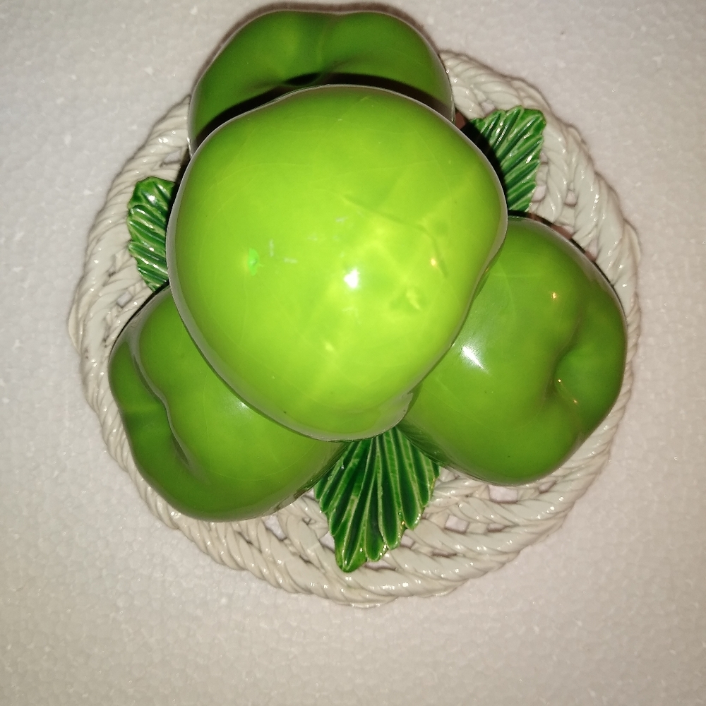 Plate w green apple